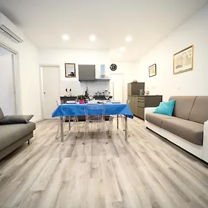Apartment Dimora Sottoripa 24 Di Fronte All'acquario - Genovabnb It, Genua